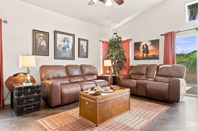 9501 Hamburg Court, Bakersfield, CA 93311