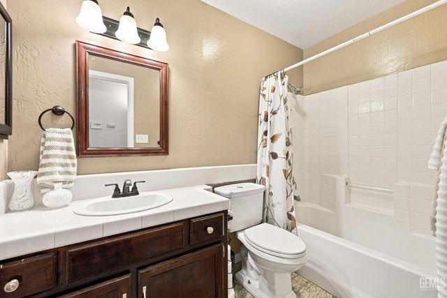 9501 Hamburg Court, Bakersfield, CA 93311