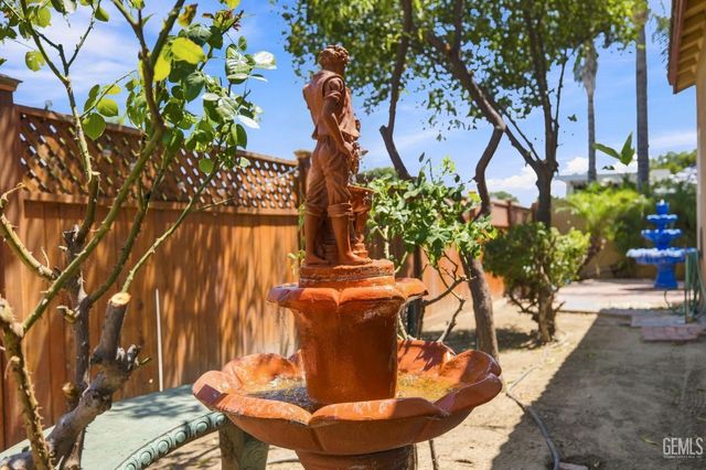 9501 Hamburg Court, Bakersfield, CA 93311