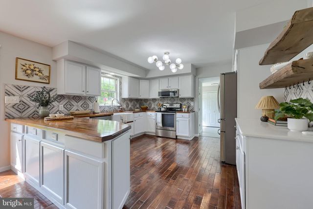 6 PRIMROSE LN, Reading, PA 19608