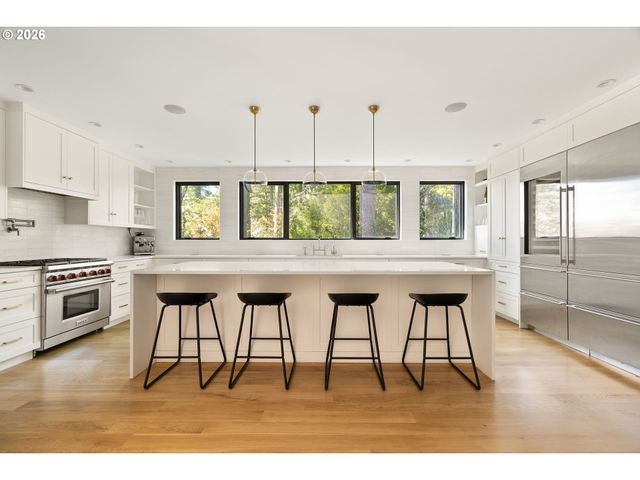 5202 Sw BURTON Dr, Portland, OR 97221