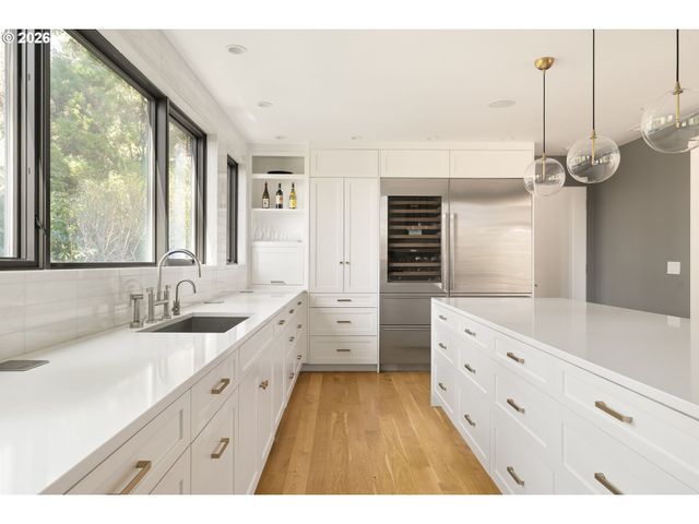 5202 Sw BURTON Dr, Portland, OR 97221