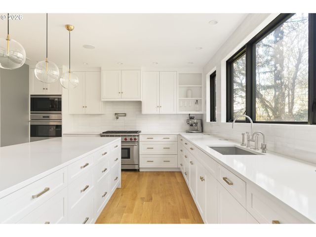 5202 Sw BURTON Dr, Portland, OR 97221