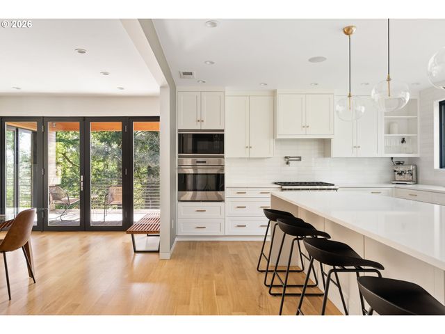 5202 Sw BURTON Dr, Portland, OR 97221