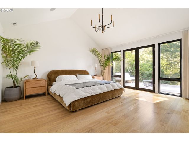 5202 Sw BURTON Dr, Portland, OR 97221