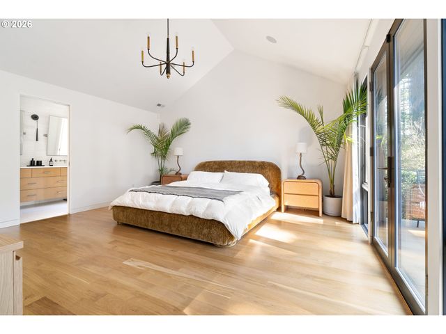 5202 Sw BURTON Dr, Portland, OR 97221