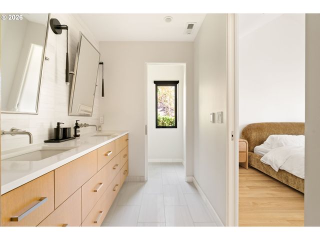 5202 Sw BURTON Dr, Portland, OR 97221