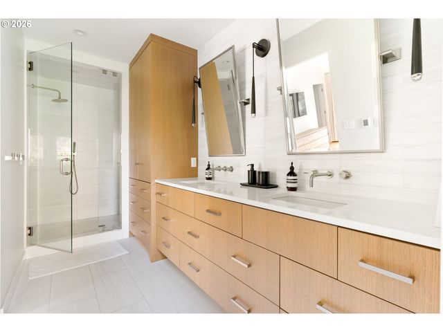 5202 Sw BURTON Dr, Portland, OR 97221