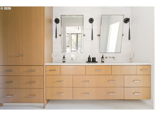 5202 Sw BURTON Dr, Portland, OR 97221