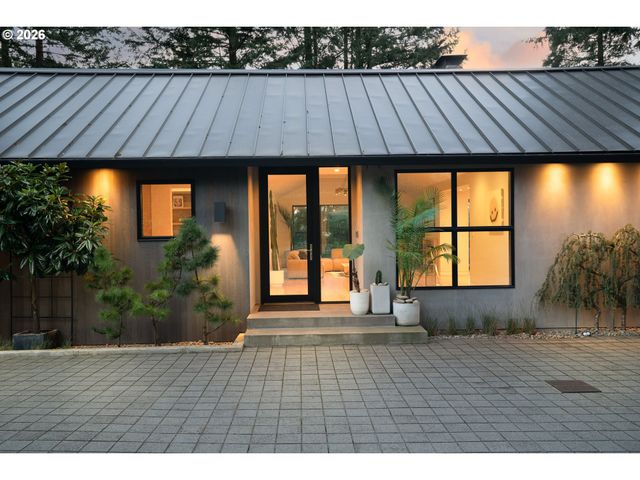 5202 Sw BURTON Dr, Portland, OR 97221