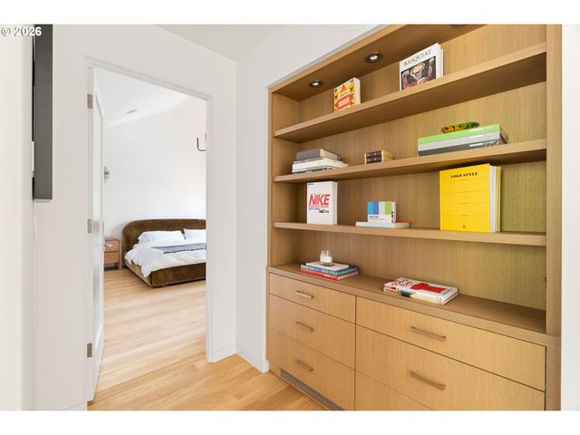 5202 Sw BURTON Dr, Portland, OR 97221