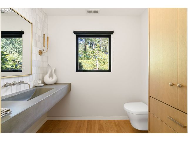 5202 Sw BURTON Dr, Portland, OR 97221