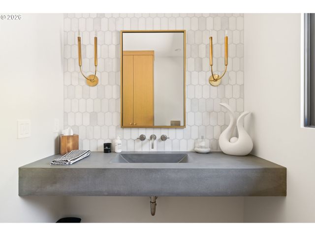 5202 Sw BURTON Dr, Portland, OR 97221