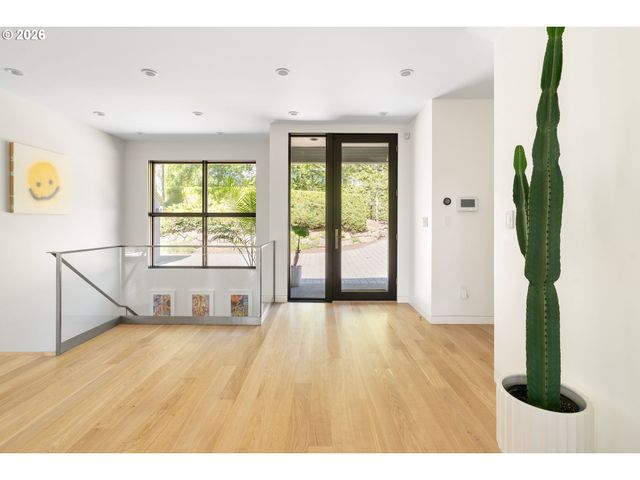 5202 Sw BURTON Dr, Portland, OR 97221