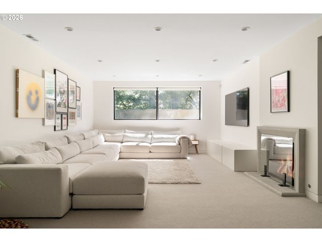 5202 Sw BURTON Dr, Portland, OR 97221