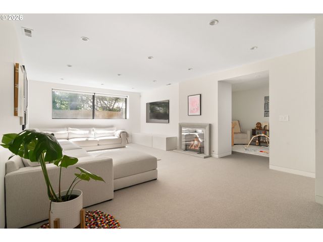 5202 Sw BURTON Dr, Portland, OR 97221