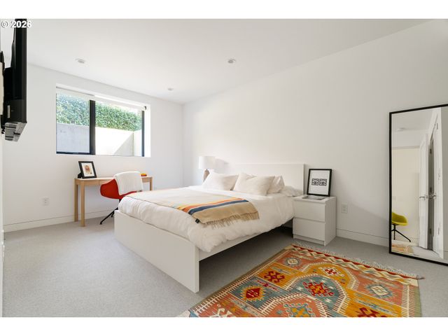 5202 Sw BURTON Dr, Portland, OR 97221