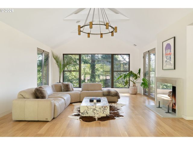 5202 Sw BURTON Dr, Portland, OR 97221