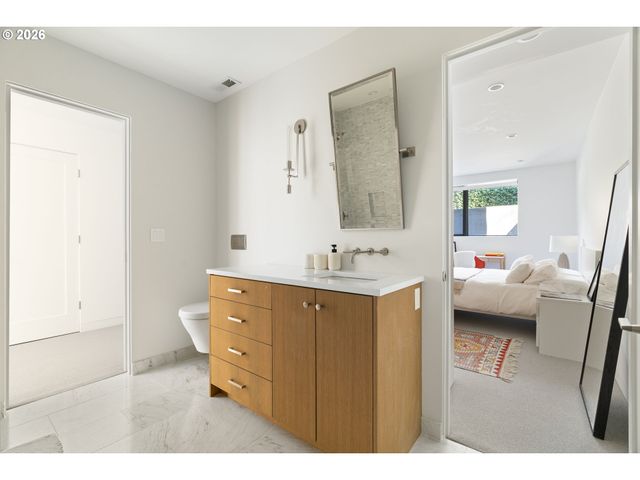 5202 Sw BURTON Dr, Portland, OR 97221