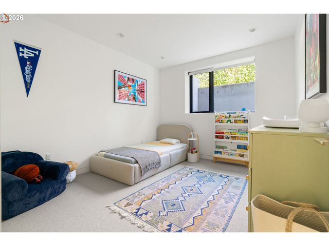 5202 Sw BURTON Dr, Portland, OR 97221