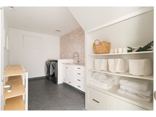 5202 Sw BURTON Dr, Portland, OR 97221