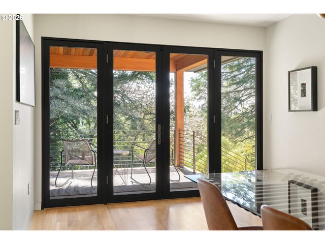 5202 Sw BURTON Dr, Portland, OR 97221