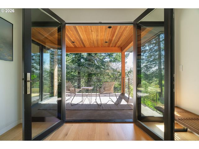 5202 Sw BURTON Dr, Portland, OR 97221