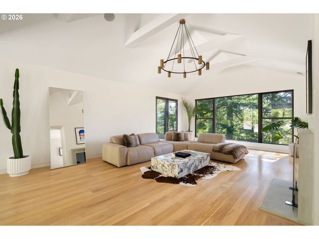 5202 Sw BURTON Dr, Portland, OR 97221