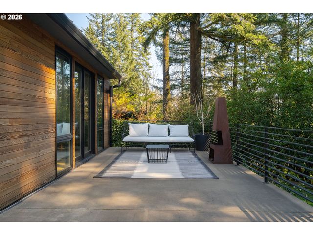 5202 Sw BURTON Dr, Portland, OR 97221