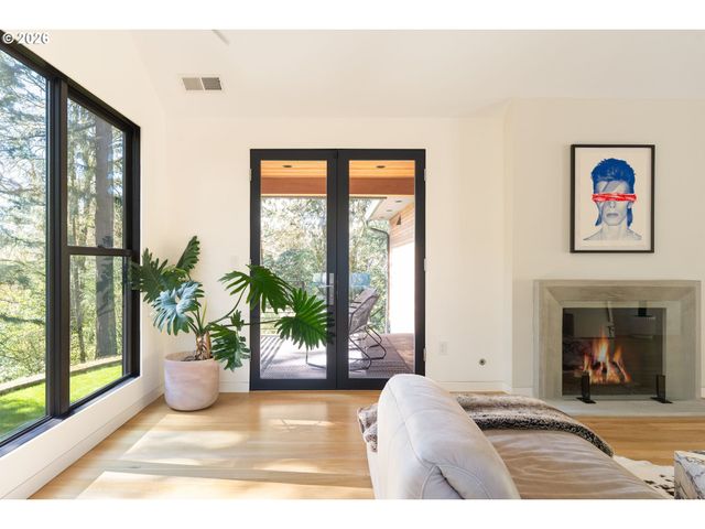 5202 Sw BURTON Dr, Portland, OR 97221