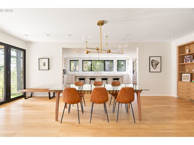 5202 Sw BURTON Dr, Portland, OR 97221