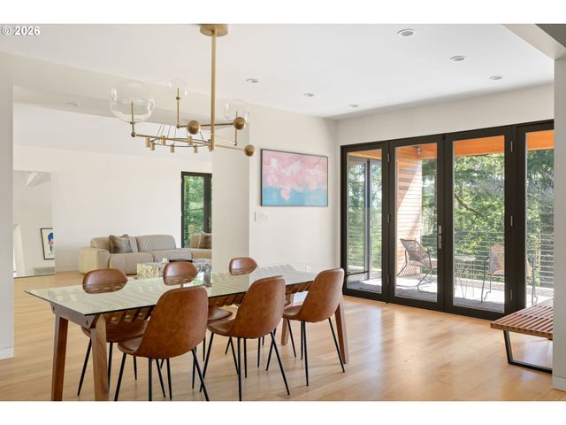 5202 Sw BURTON Dr, Portland, OR 97221