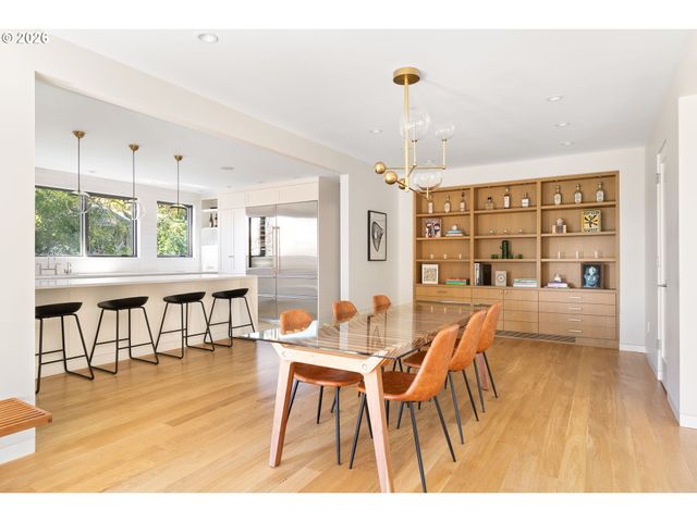 5202 Sw BURTON Dr, Portland, OR 97221