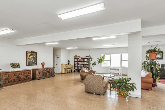370 Broadway 4J, Long Beach, NY 11561