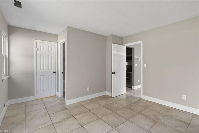 316 Falling LN, Virginia Beach, VA 23454