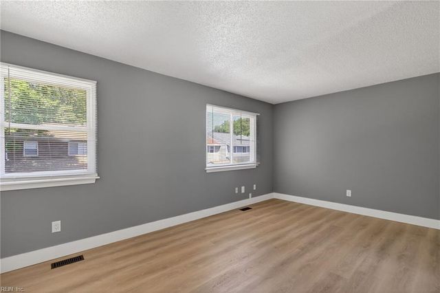 316 Falling LN, Virginia Beach, VA 23454