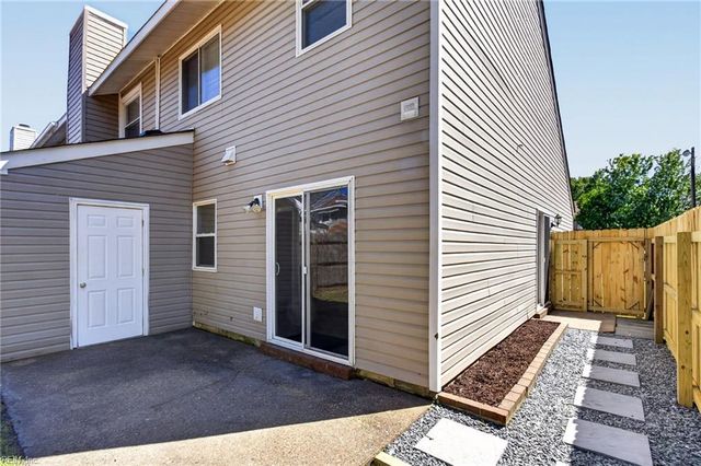 316 Falling LN, Virginia Beach, VA 23454