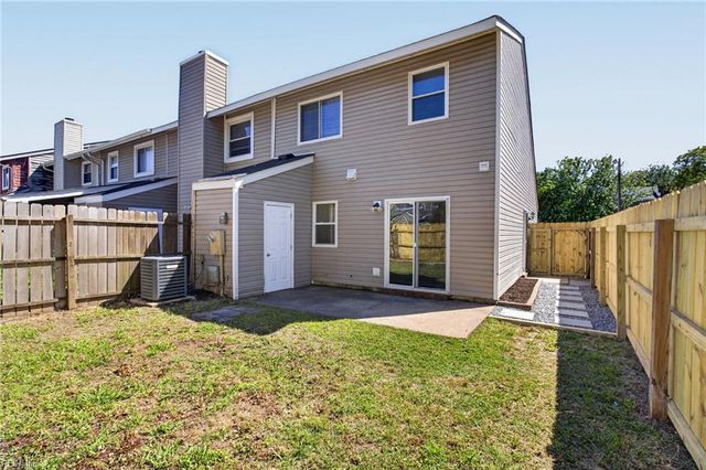 316 Falling LN, Virginia Beach, VA 23454