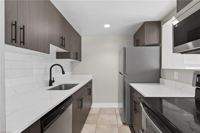 316 Falling LN, Virginia Beach, VA 23454