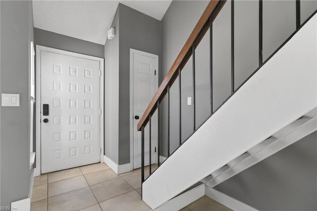 316 Falling LN, Virginia Beach, VA 23454