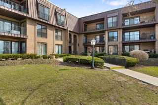 2 The Court Of Harborside 207, Northbrook, IL 60062