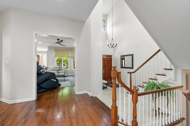 1302 Hawthorne Lane 1302, Hinsdale, IL 60521