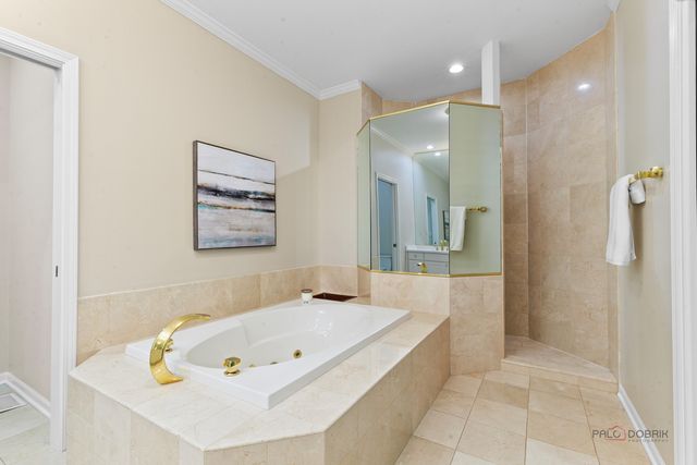 1302 Hawthorne Lane 1302, Hinsdale, IL 60521