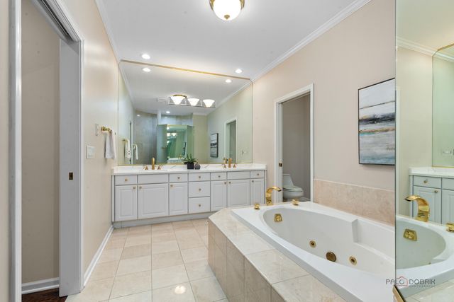 1302 Hawthorne Lane 1302, Hinsdale, IL 60521