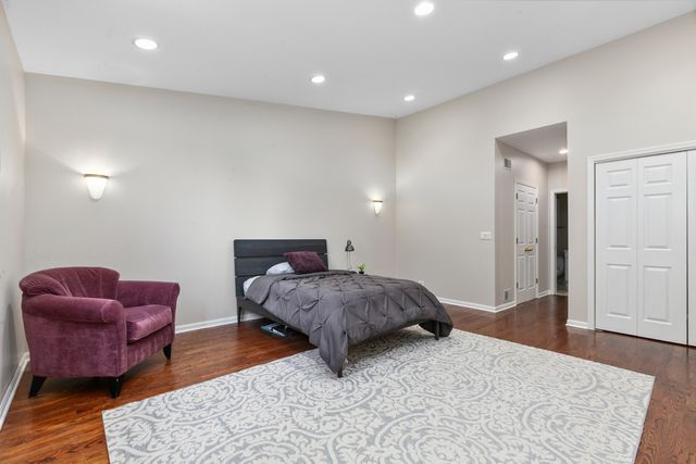 1302 Hawthorne Lane 1302, Hinsdale, IL 60521