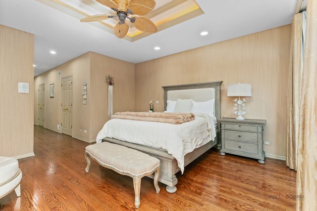 1302 Hawthorne Lane 1302, Hinsdale, IL 60521