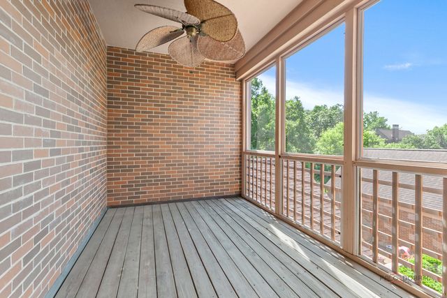 1302 Hawthorne Lane 1302, Hinsdale, IL 60521