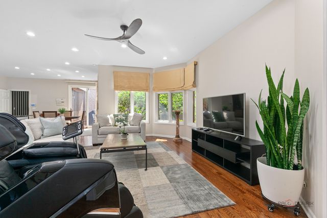 1302 Hawthorne Lane 1302, Hinsdale, IL 60521