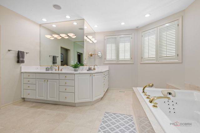 1302 Hawthorne Lane 1302, Hinsdale, IL 60521