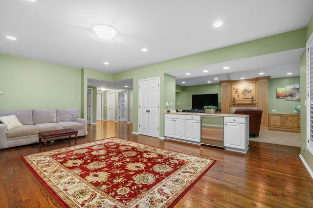1302 Hawthorne Lane 1302, Hinsdale, IL 60521